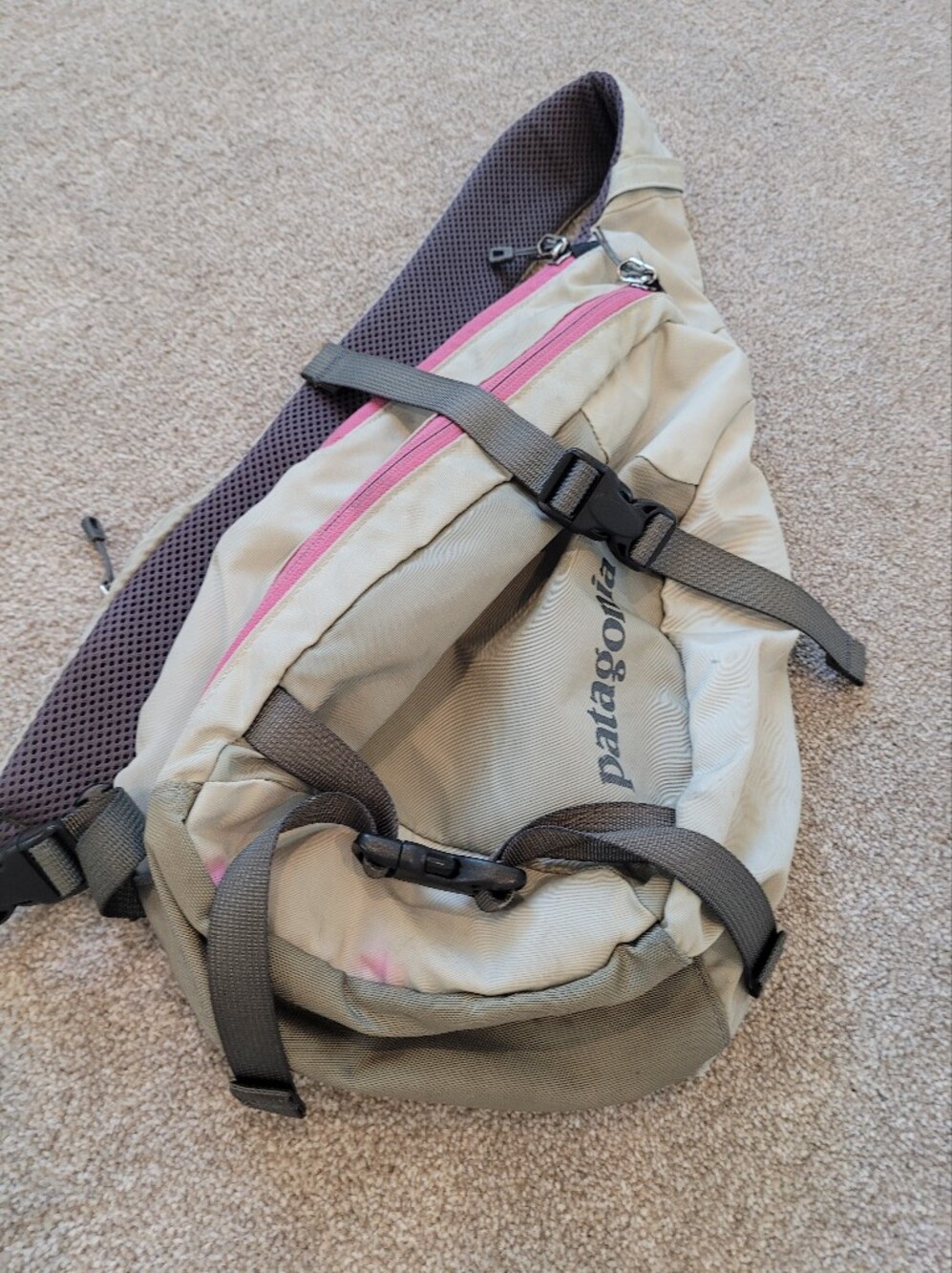 Patagonia Atom Sling Bag with Pink Zippers - Picture 3 of 5